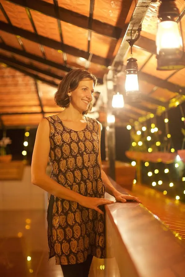 Roses Inn Fortkochi Hotel